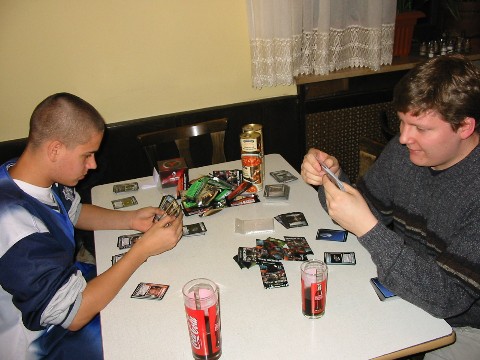 Spieler beim Deckbau...